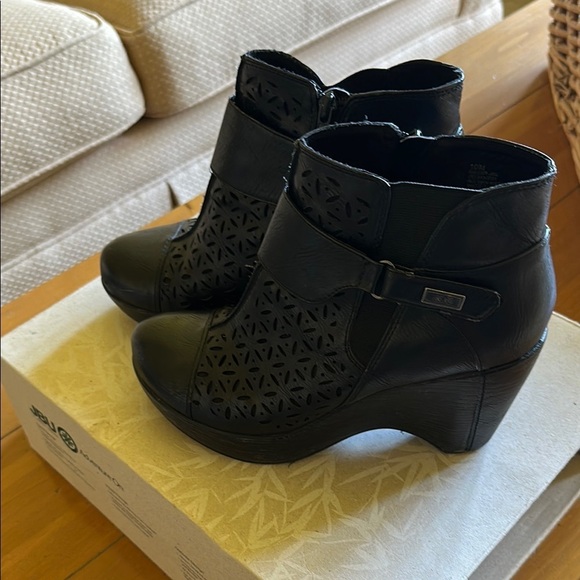 JBU Black Ankle Booties with Laser-Cut Design Wedge leather / textile upper - Picture 1 of 6